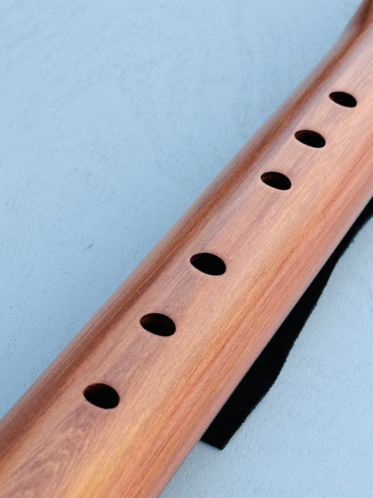Native American style bass flute Cedar D 440Hz